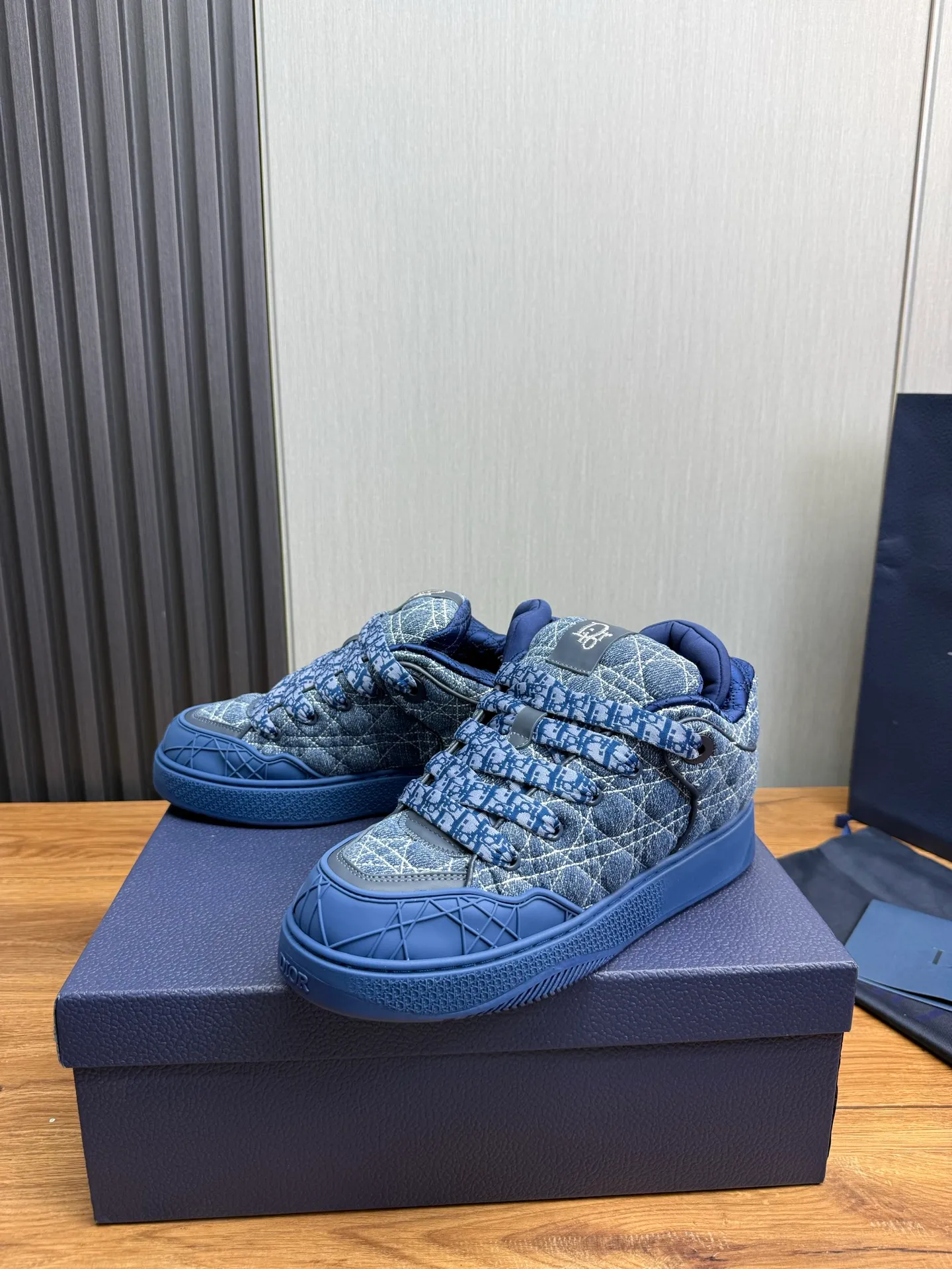 Men's shoes 💰800💰 Dior sneakers enrich the classic series with fashionable retro style. Carefully crafted, they can be paired with casual looks all year round. Dad Shoes style shoes that follow the trend of the retro market ▪️ Fabric: Original custom embroidered cowhide ▪️ Lining: Imported breathable mesh ▪️ Sole: Original molded non-slip outsole ▪️ Size: 38-45 (45 is custom-made and cannot be returned)
